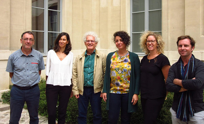 Sept personnes indépendantes sont en charge de conduire et d'animer le débat public